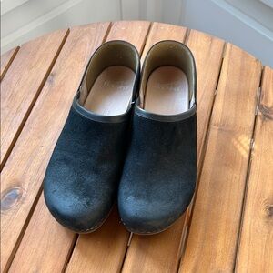 Dansko Black Brenna burnished suede clogs. Like new. Size 39